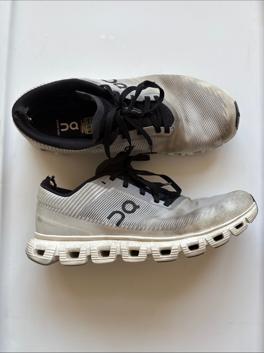 On Running Women’s Cloud Push Athletic Shoes Sneakers in White and Black 9.5
